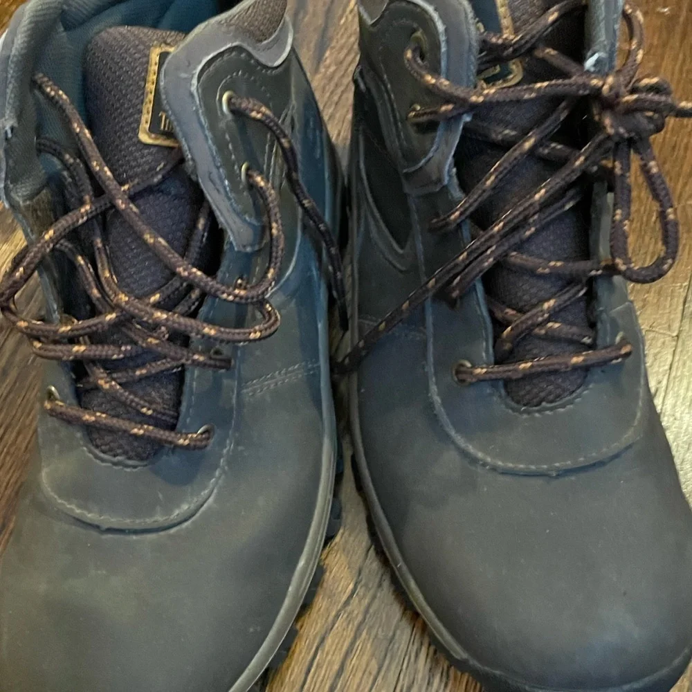 Timberland waterproof hiking boots boys size 5